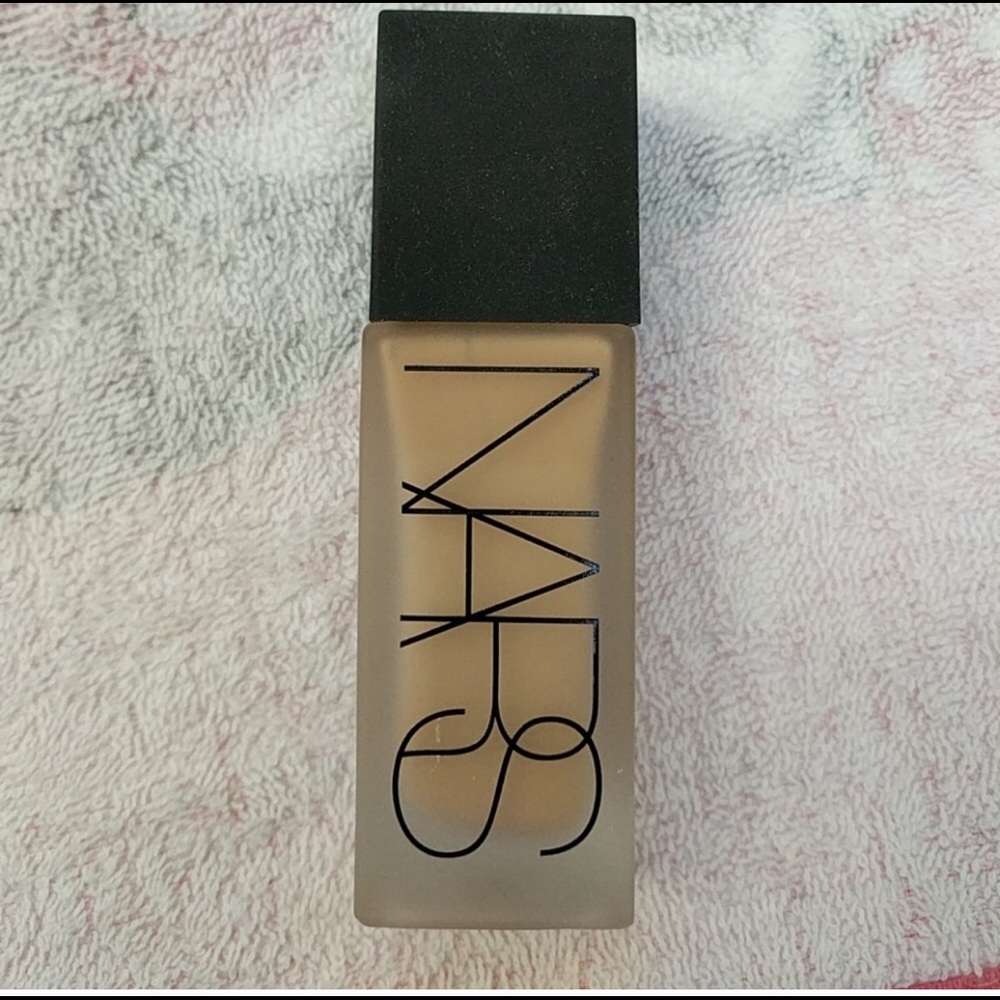 NARS weightless Foundation- Vallauris